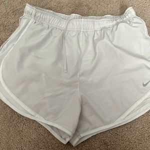 Nike shorts/White/Large